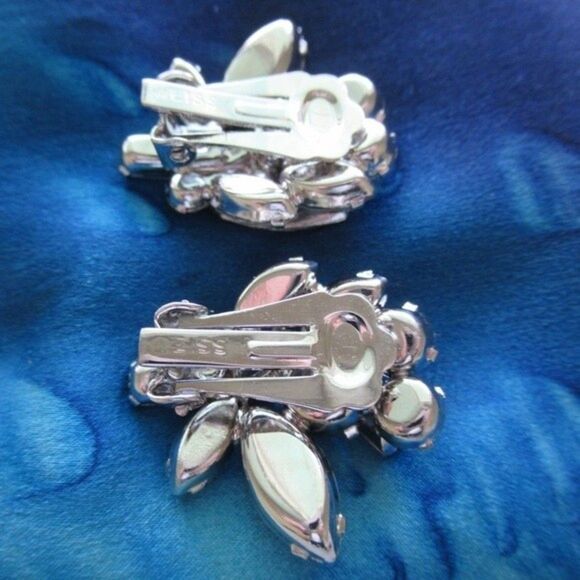Weiss Vintage Austrian Rhinestone Clip Earrings - Picture 5 of 9